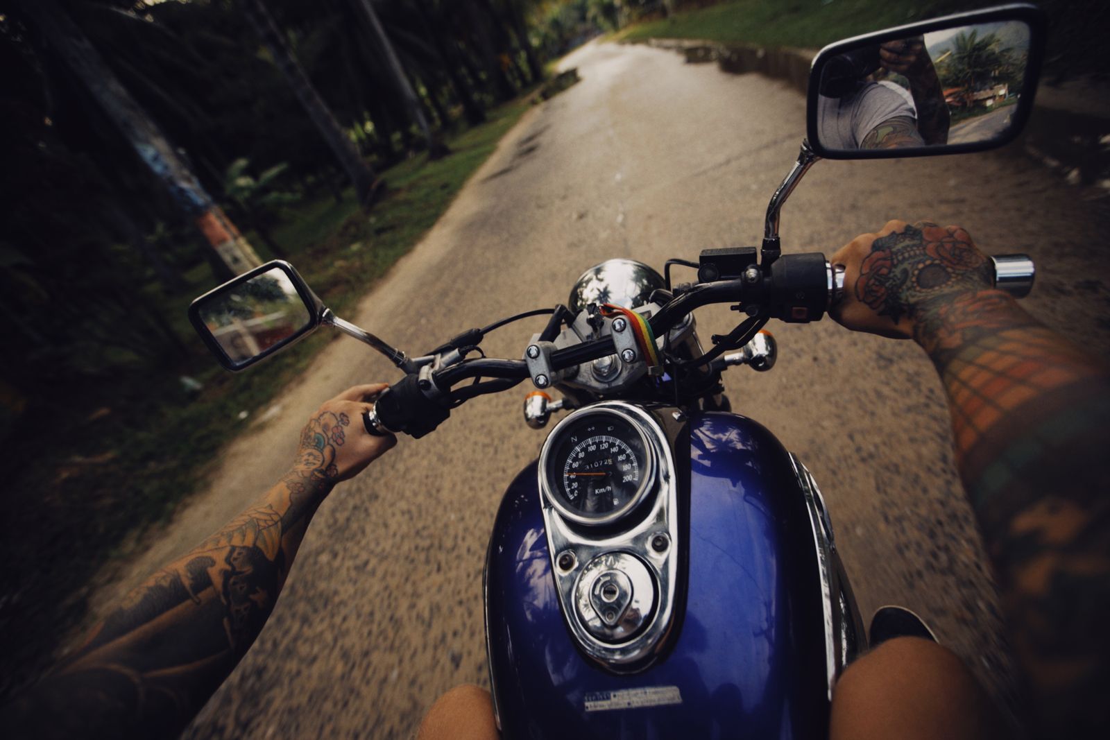 Mãos no guidão de uma moto